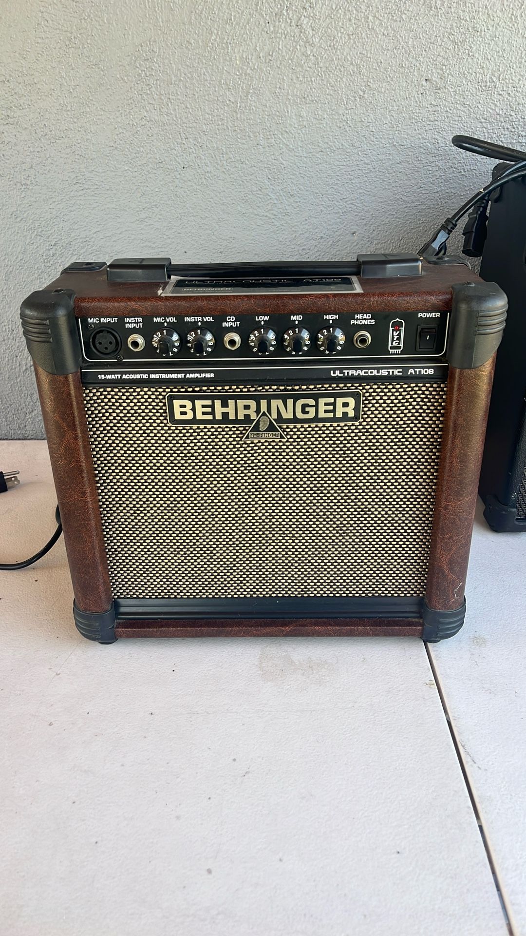 Behringer acoustic At108 amp