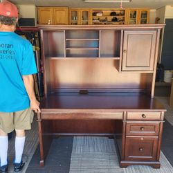 Desk W/hutch 