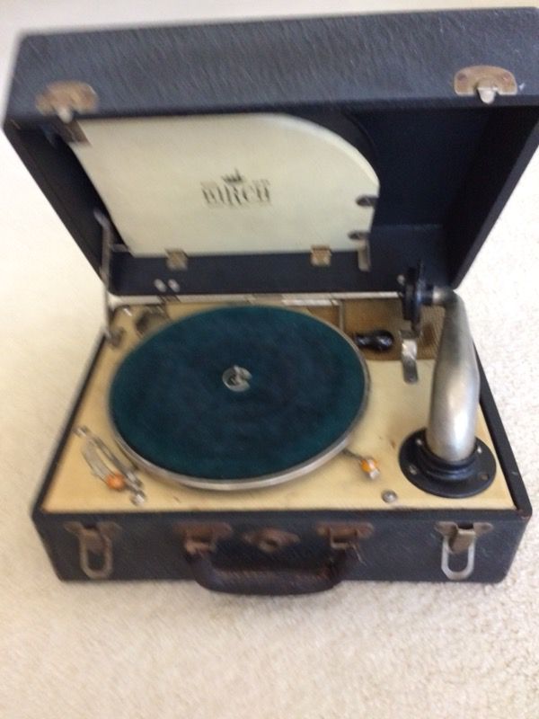 Vintage wind up Record Player 78 rpm. Birch portable crank phonograph Model 64
