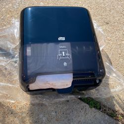 Hand towel dispenser