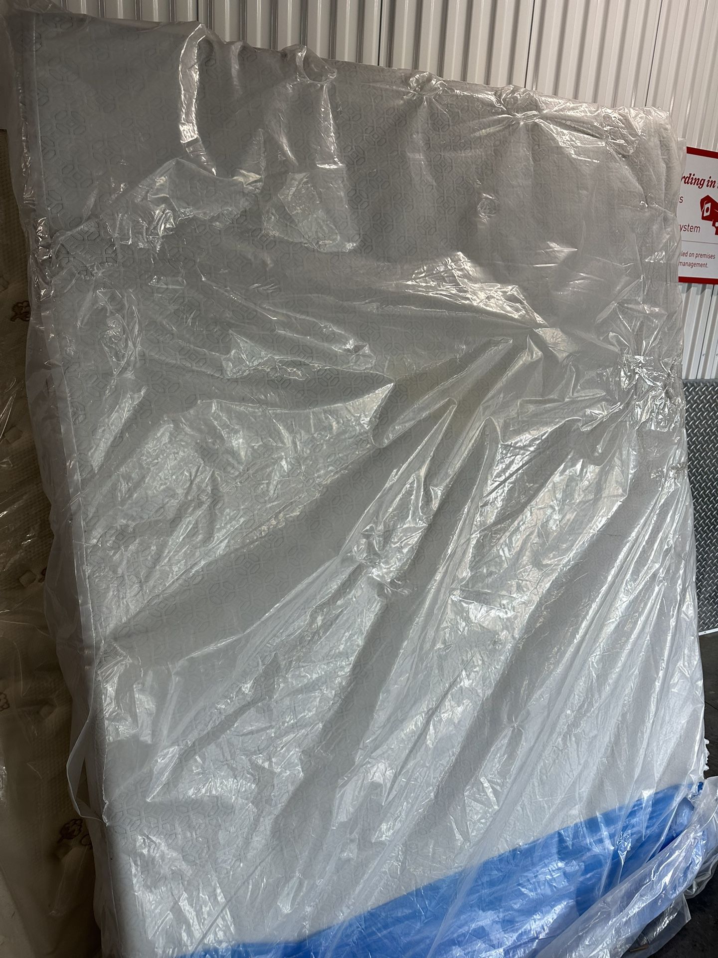  Queen size memory foam mattress 