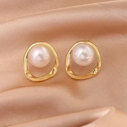 Lovely Vintage Style Gold Tone Round Pearl Earrings 
