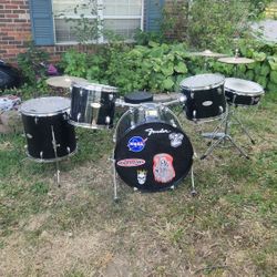 Starcaster Drum Set With Symbols 