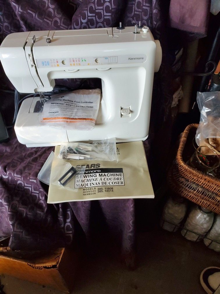 Kenmore 22 Stitch Sewing Machine In Box W/ Attachments & Manuals 