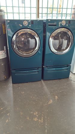 Nice like new  L G Washer and gas dryer set front