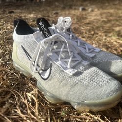 Size 10 Nike Air VaporMax 2021 Flyknit sneakers in a white and black 