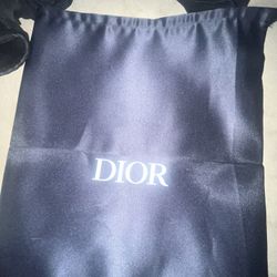 Dior b30 ,lightly worn,string on the dust bag is broken. 