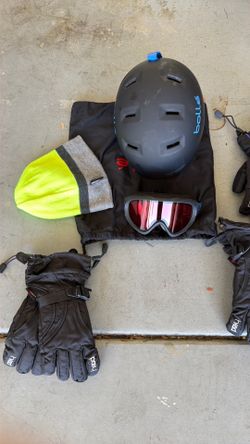 Ski helmet, goggles and gloves set