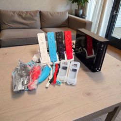 Nintendo Wii Console Bundle – 4 Controllers + Nunchuk + Charging Station 