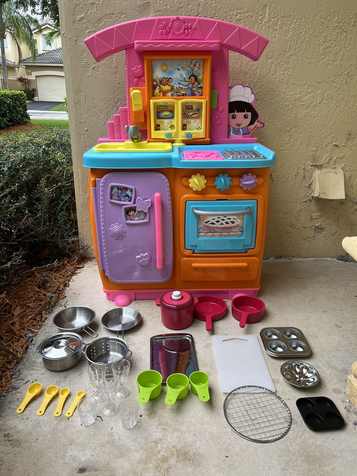 Beautiful 26 Piece Kitchen set Dora The Explorer