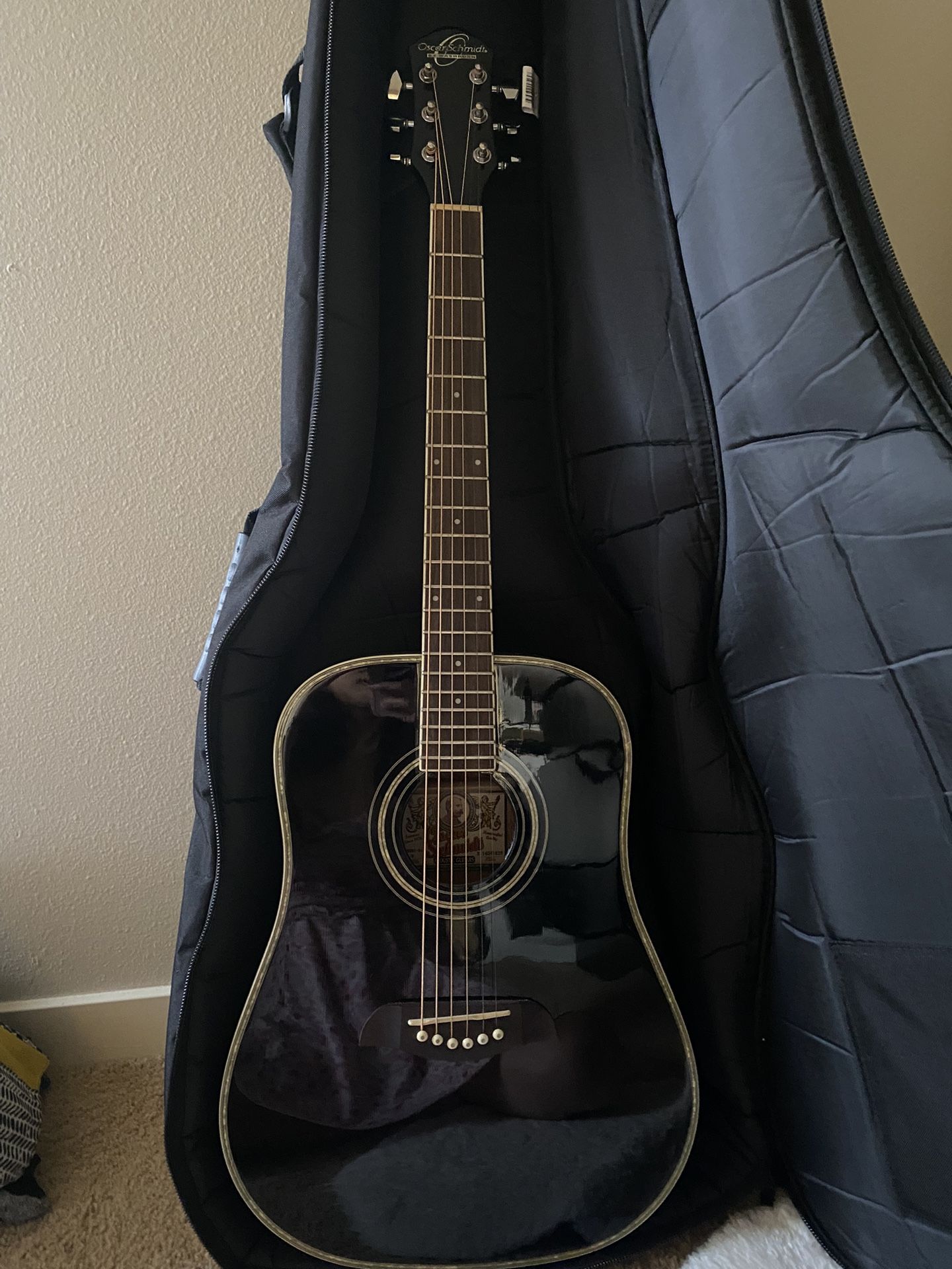 Acoustic Guitar Oscar Schmidt with Case