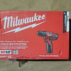 Milwaukee 2407-22 M12 Cordless 3/8 in. Drill Driver Kit