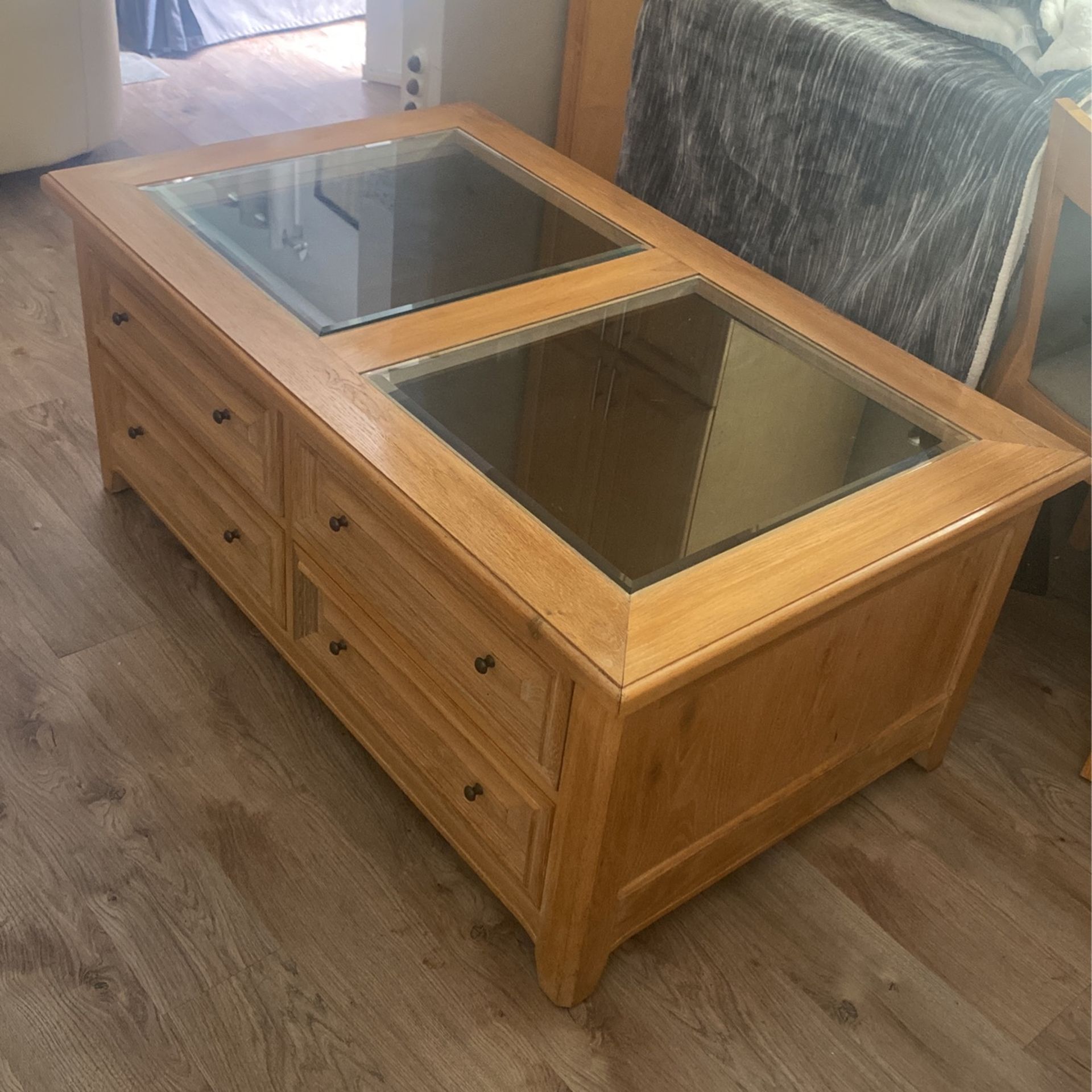 Thomasville Display Wood Coffee Table With Four Spacious Drawers