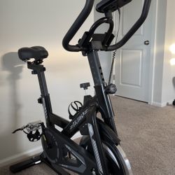 🚴‍♀️ Indoor Exercise Bike for Sale — Barely Used! 🏡✨