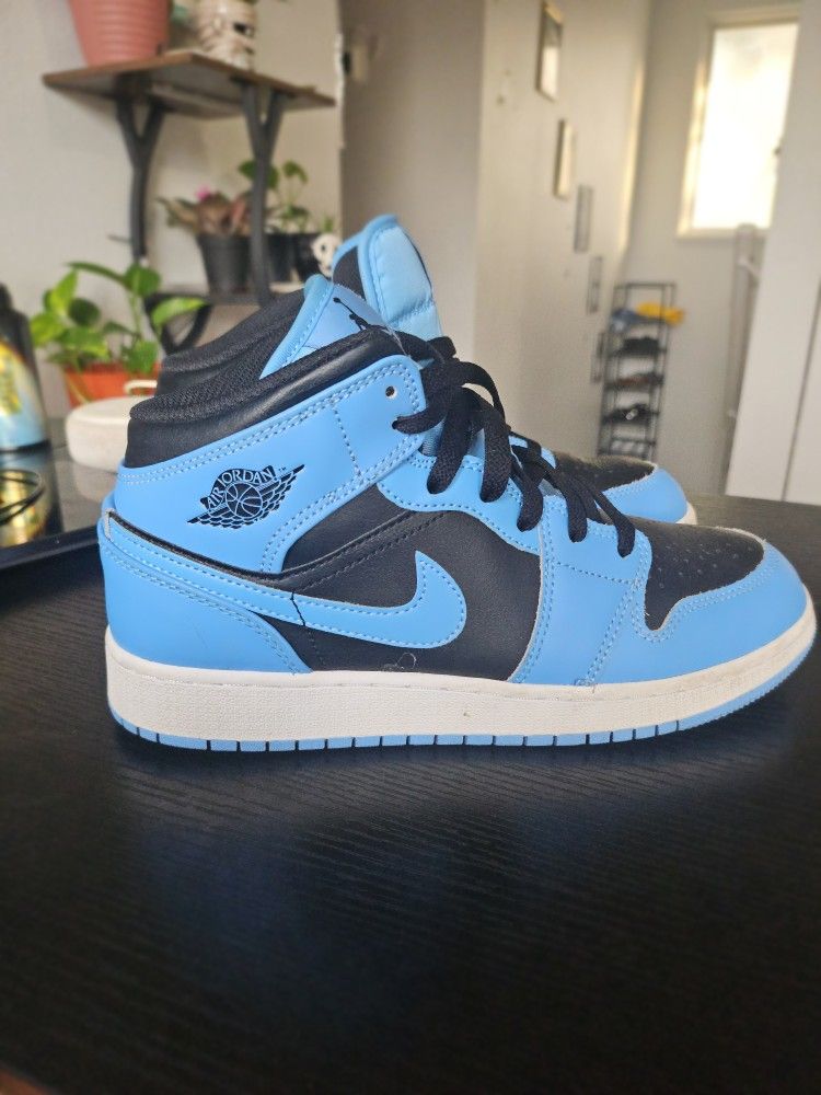 Air Jordan 1 Mid University Blue Black.