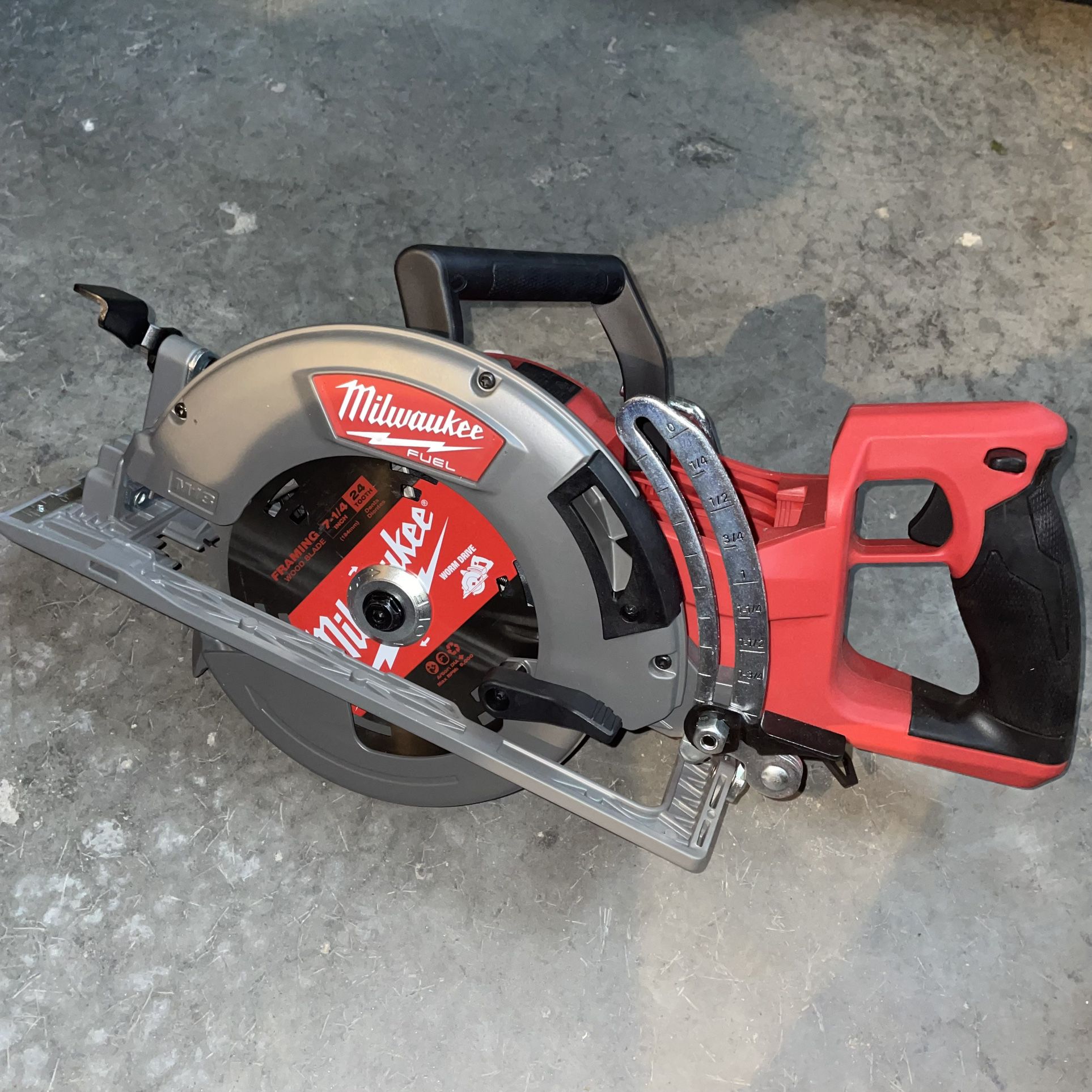 Milwaukee M18 FUEL 18V Lithium-Ion Cordless 7-1/4 in. Rear Handle Circular  Saw (Tool-Only) 2830-20 for Sale in Council Bluffs, IA OfferUp