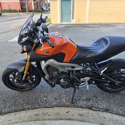 2014 Yamaha Fz09 (ultra-low miles)