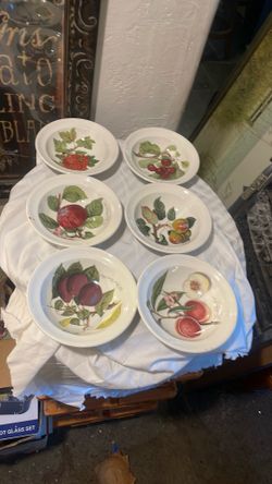 The Portmeirion Pomona oatmeal/cereal bowl set of 6 features 6.5-inch fine earthenware bowls, each adorned with a different vintage fruit motif inspir