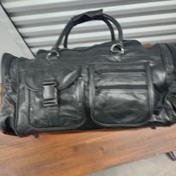 Travel Bag Genuine Leather in Excellent Condition $25