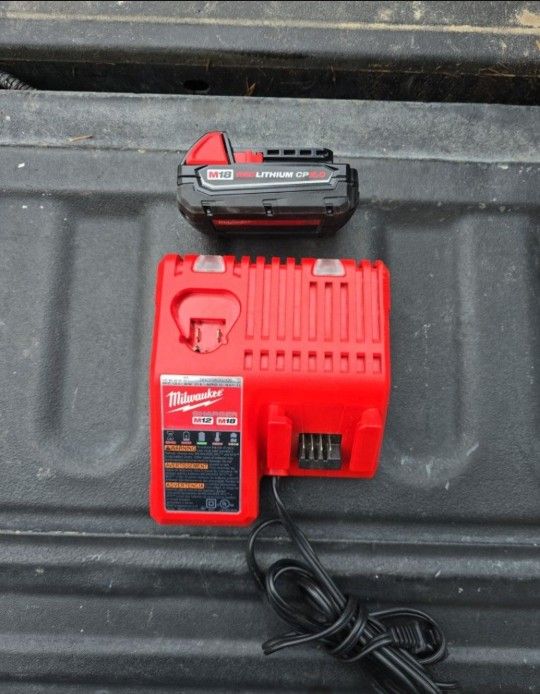 MILWAUKEE 12/18V CHARGER AND 1 2.0 BATTERY PERFECT CONDITION