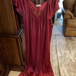 Woman’s ( Vanity Fair Brand) Long Nylon Nightgown Size Large 