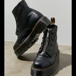 Trendy! Dr. Martens Sinclair Platform Boots