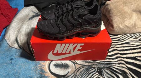 Black vapormaxes