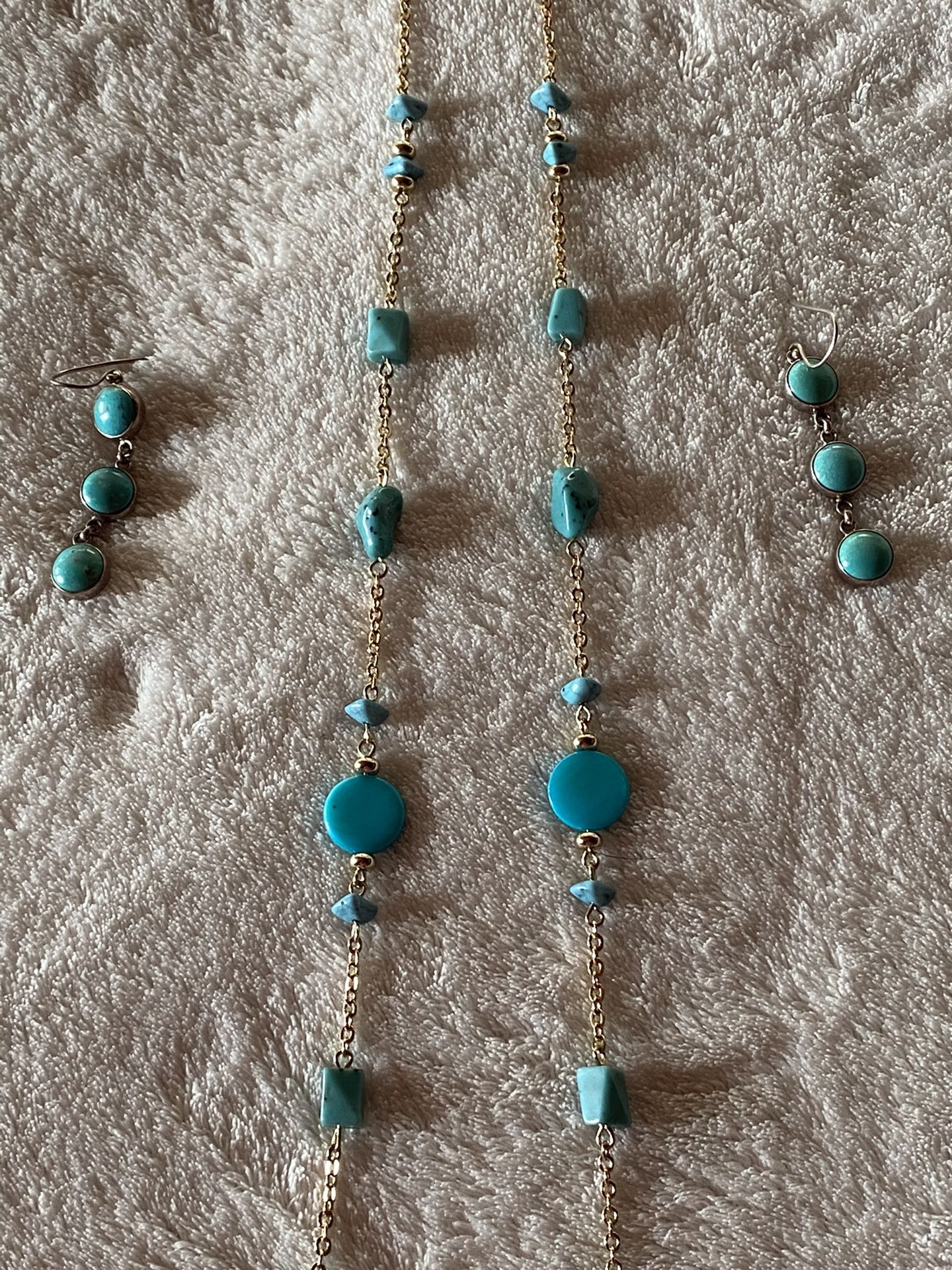 BEAUTIFUL TURQUOISE NECKLACE AND MATCHING EARRIINGS