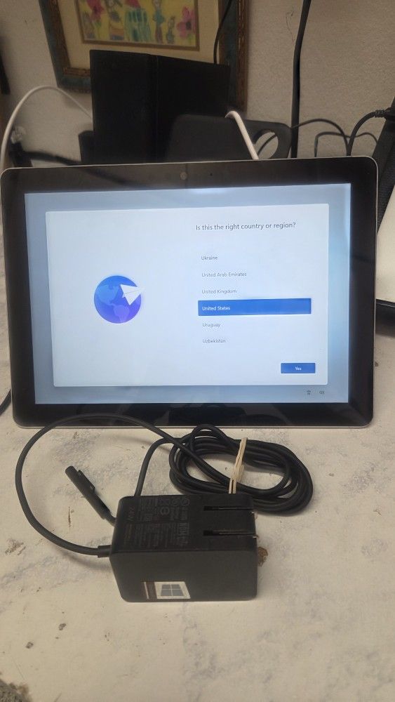 Microsoft Surface Go 10" 128 ssd touch win 10