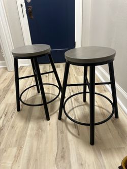 Living room/kitchen stool/chairs