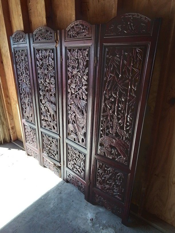 6' X6' Oriental Carved Wood Screen, Minor Shipping Damage. Easy Safe Contactless Pick Up In Vista.
Thank you for looking.