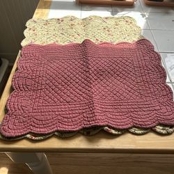 Reversible place mats and napkins