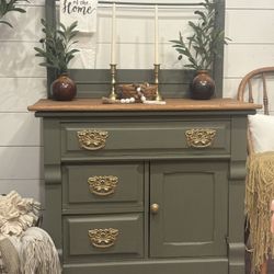 Beautiful vintage washstand  33in. W x 18in. D x 46in. H