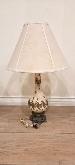 Vintage Mid-Century Hollywood Regency Cream Ceramic Table Lamp with Gold Accents & Ornate Base
