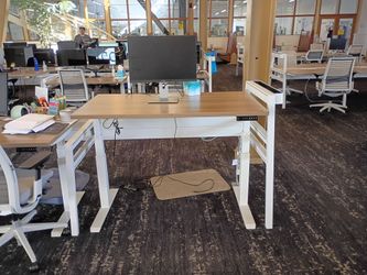Sit and stand desk