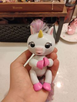 WowWee Fingerlings Gigi Interactive Unicorn (White)