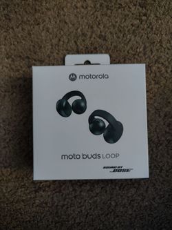 Motorola Moto Buds Loop true wireless open-ear earbuds featuring "Sound by Bose