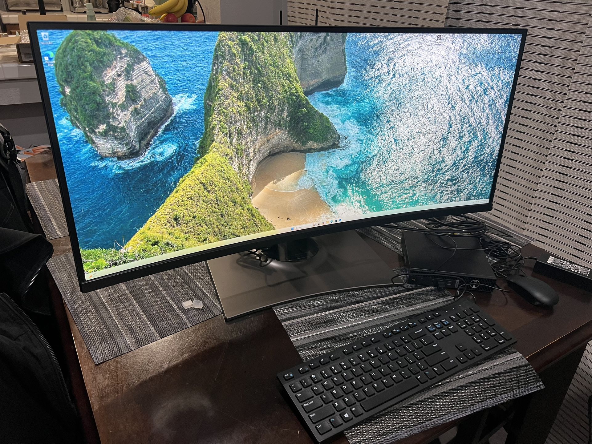 ViewSonic VP3881 - 38" Curved Ultra-Wide WQHD+ ColorPro™ IPS Monitor w/ USB C