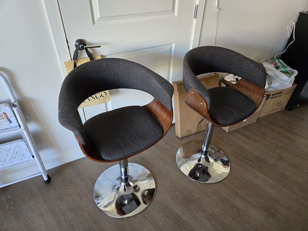 2 Comfortable bar stools for sale.