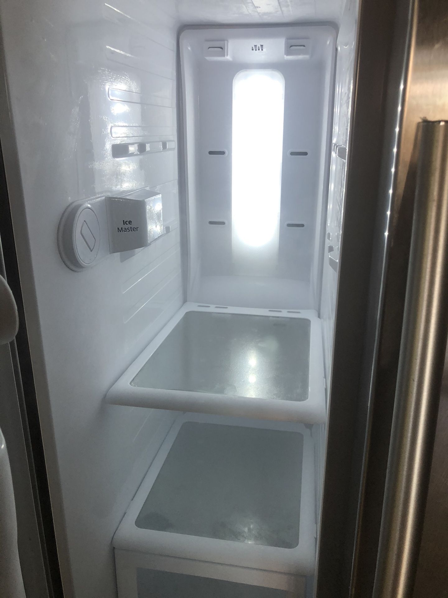 Samsung refrigerator ,side by side, ice maker.dual cooling for Sale in