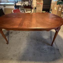 Oval Dinning room Table 