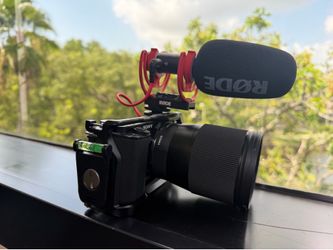 Sony ZV-E10 Creator Bundle + Sigma 16mm f/1.4 + RØDE Mic