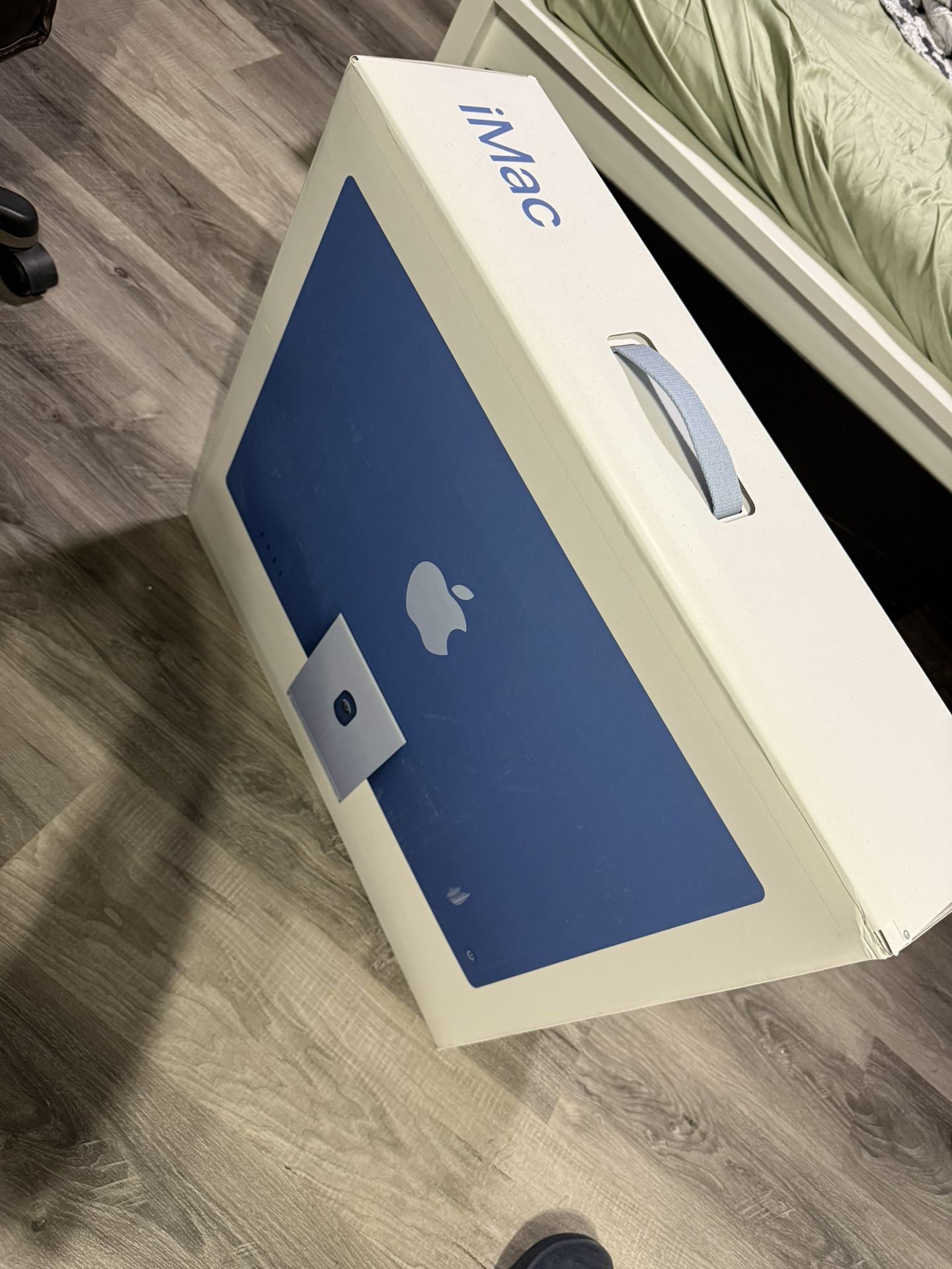 iMac 10-core CPU / 10-core GPU 24GB unified memory iMac with Apple M4 chip Standard glass 512GB SSD