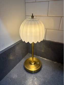 Tulip rechargeable table lamp