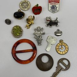 Lot of Pins/Buttons/Charms/Keys, Miscellaneous Trinkets