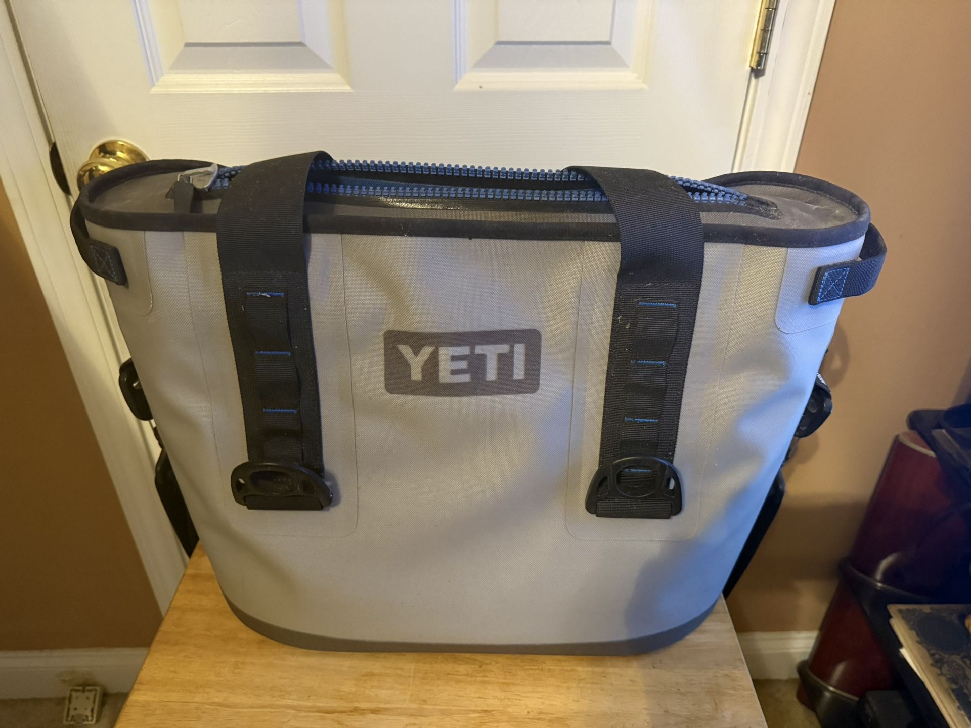 YETI Hopper 20 Soft Side Cooler Fog Gray & Tahoe Blue