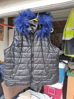 Puffer vest w hood