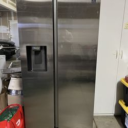 27.4-cu ft Side-by-Side Refrigerator with Ice Maker