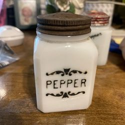 Vintage Milk Glass Pepper Shaker original lid dépression glass no cracks or chips just old 