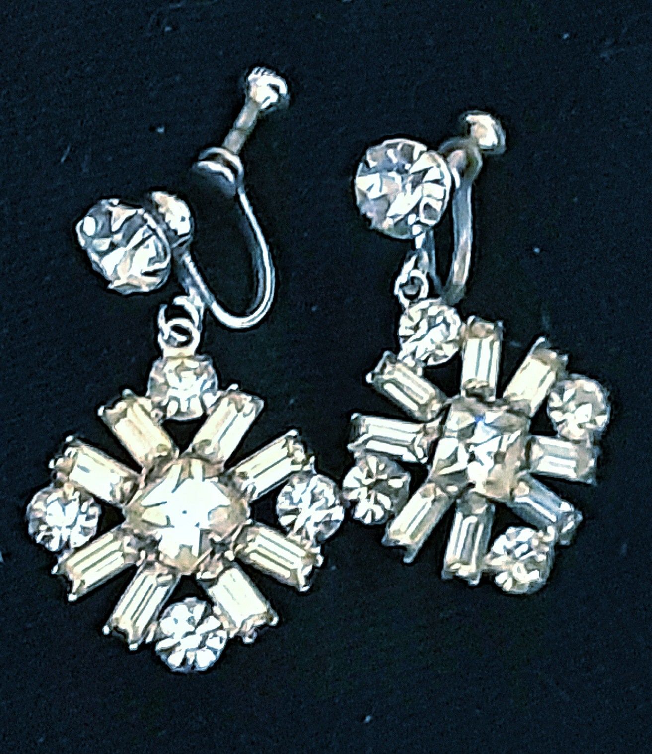 Vintage clear rhinestone earrings in silvery settings w screw backs 1.25" x .75"